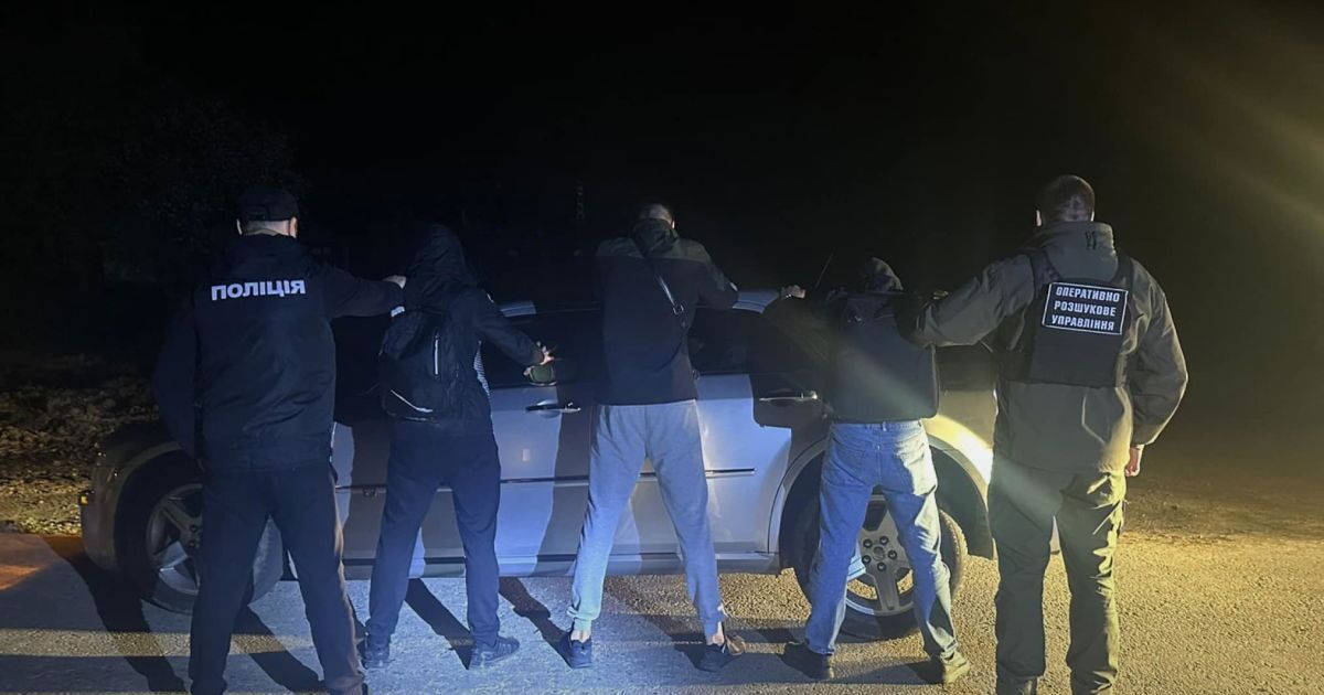 Правоохоронці затримали автомобіль і встановили, що ним перевозили до кордону зі Словаччиною двох чоловіків призовного віку