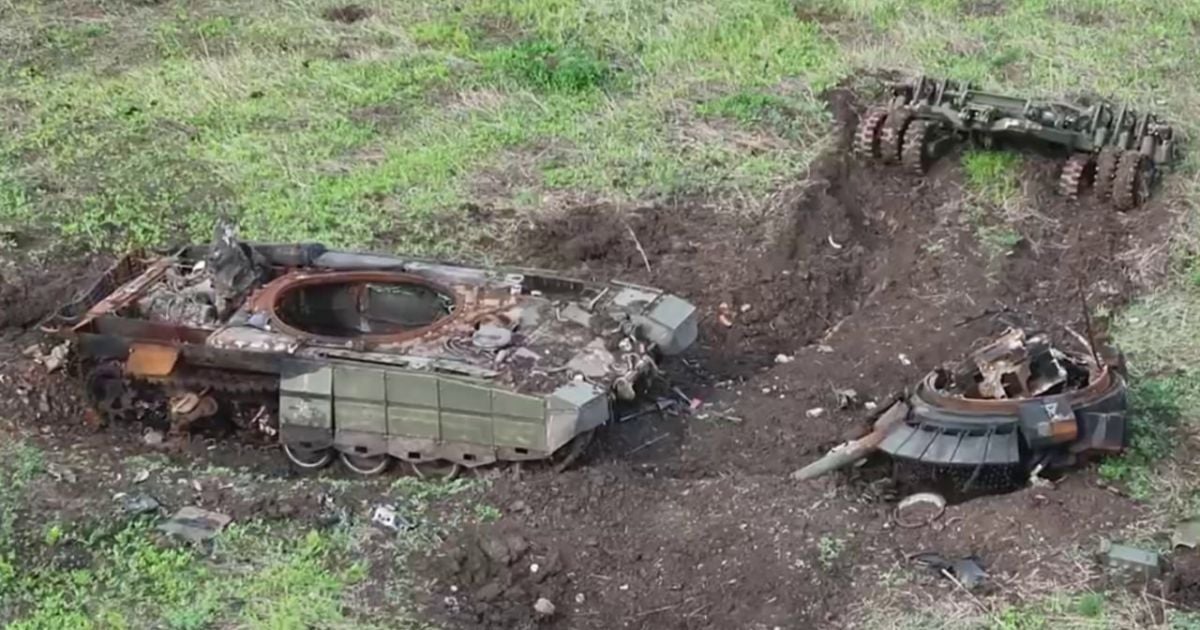 Розбитий на полі бою в Україні російський танк