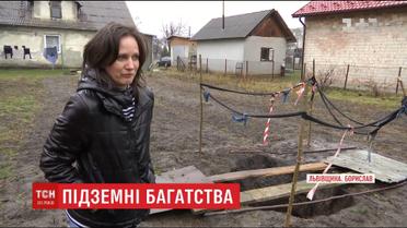 На месте старой копальни нефти в Бориславе образовалась яма с "черным золотом"