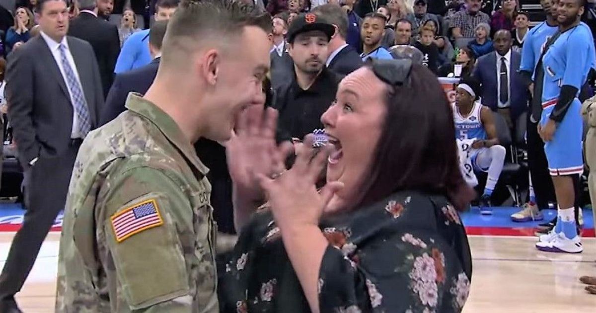Мережу зворушила емоційна зустріч матері із сином-солдатом на баскетбольному полі