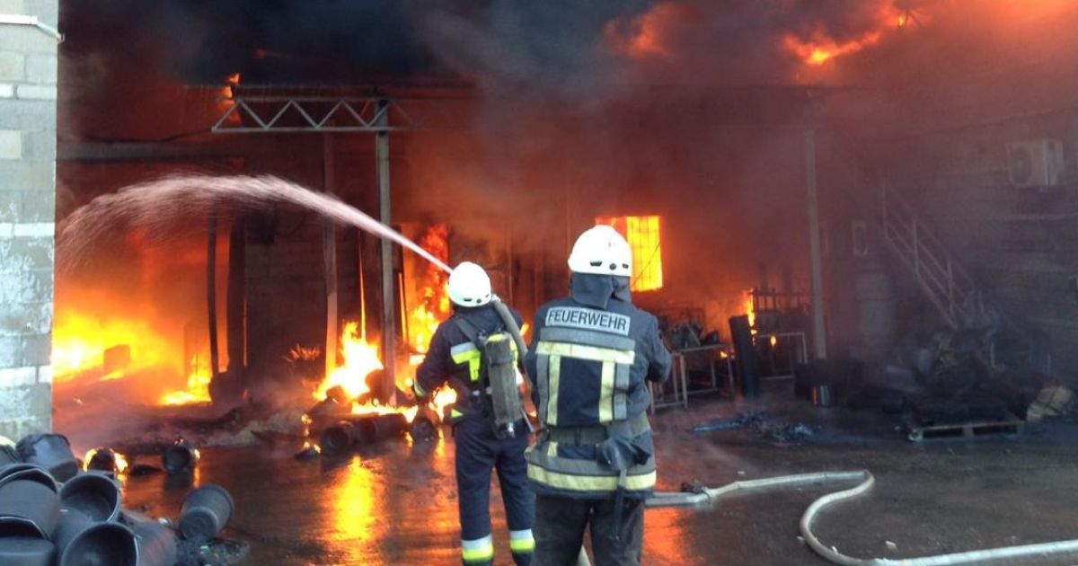 Пожарные потушили огонь на пластмассовом заводе под Днепром