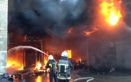 Вогнеборці загасили вогонь на пластмасовому заводі під Дніпром