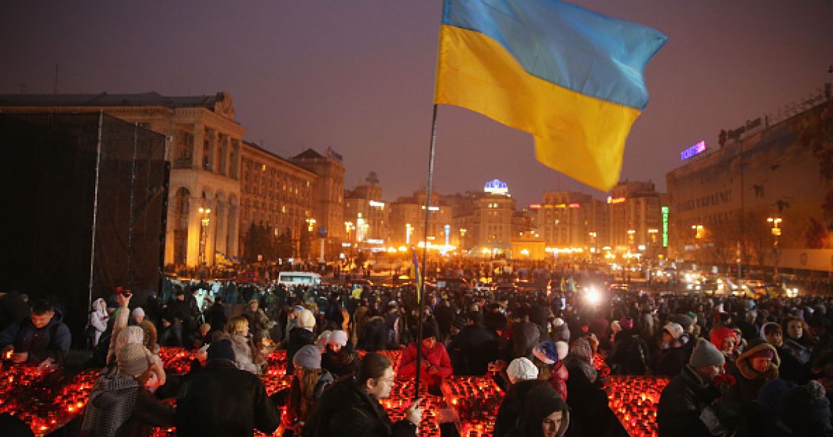 Люди не смогли подойти близко к сцене