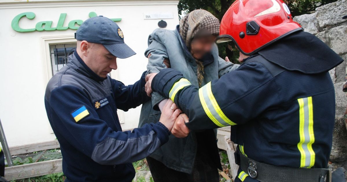 У центрі Львова жінка впала в яму / © Управление ГСЧС Украины во Львовской области