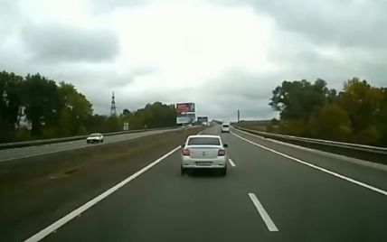 Везли пацієнта з інсультом: у Харкові водій легковика не пропускав швидку із ввімкненими сиренами (відео)