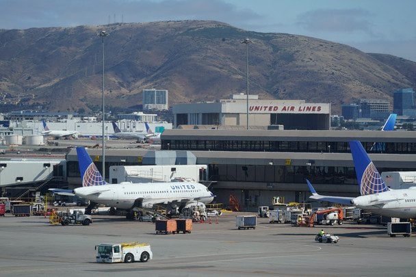 В США полиция задержала пилота на борту самолета: в чем его подозревают