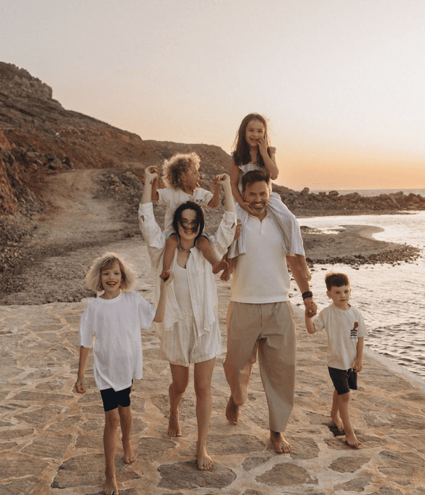 Тімур та Інна Мірошниченки з дітьми / © instagram.com/_inna_mi_