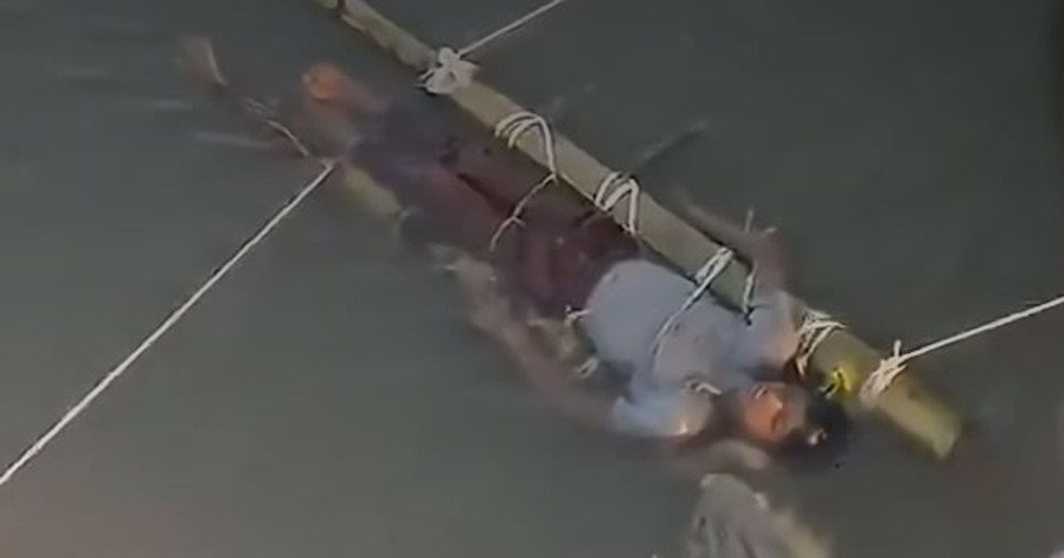 Дитина у воді