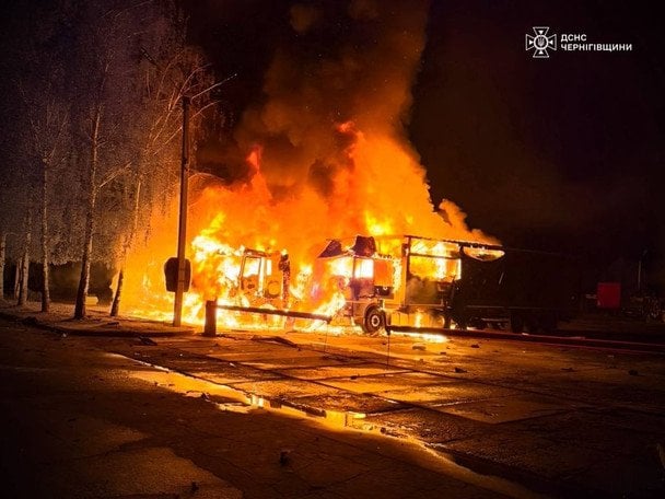 Росіяни вдарили по підприємству: виникли пожежі, є загиблий (фото)
