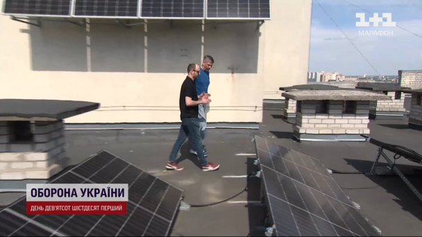 Сонячні панелі на даху будинку