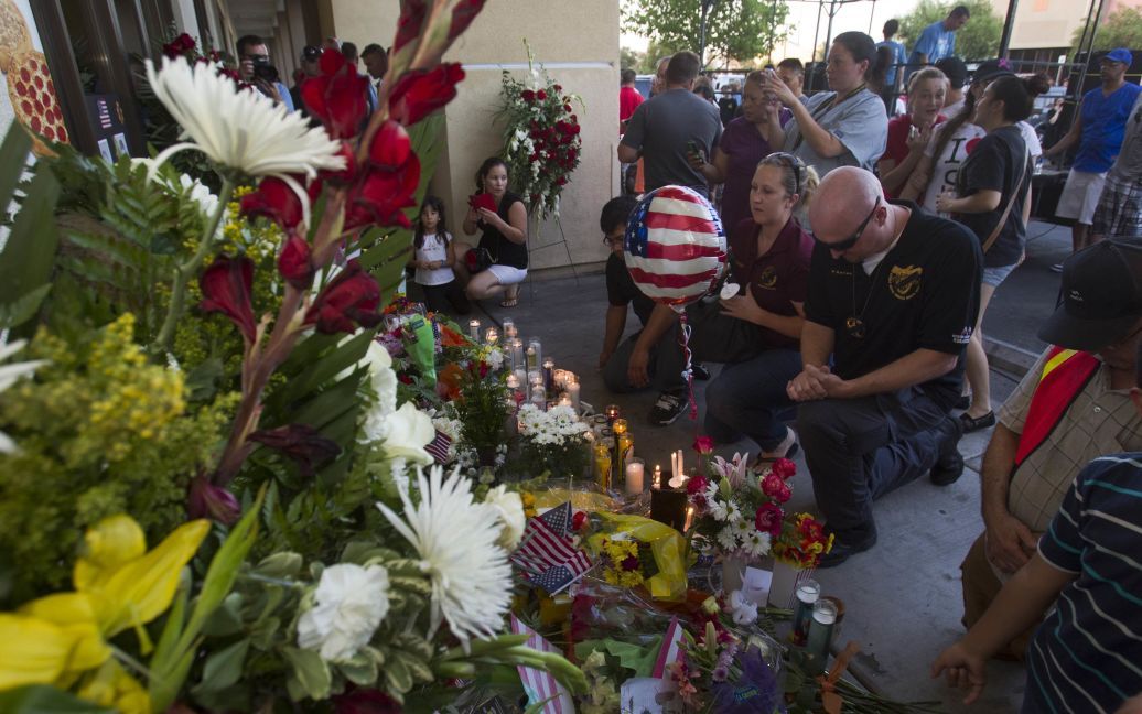 Люди чтят память жертв стрельбы / © Reuters