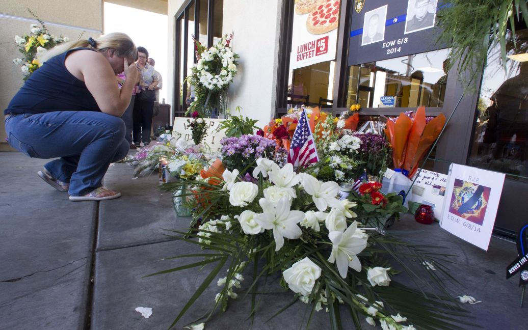 Люди чтят память жертв стрельбы / © Reuters