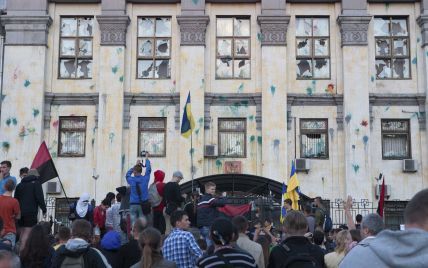В Киеве под усиленной охраной убирают разгромленое посольство РФ