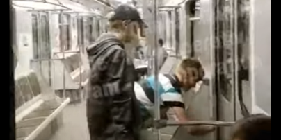 Двоє підлітків напідпитку влаштували нахабну витівку в київському метро: відео