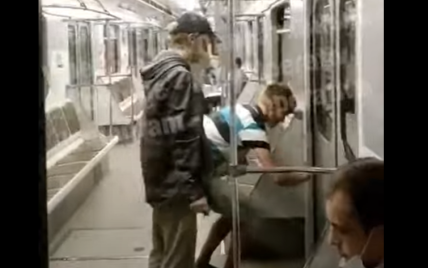 Двоє підлітків напідпитку влаштували нахабну витівку в київському метро: відео