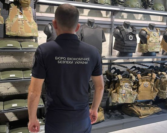 Отримувала пільги: детективи викрили компанію, що незаконно продавала шоломи та бронежилети