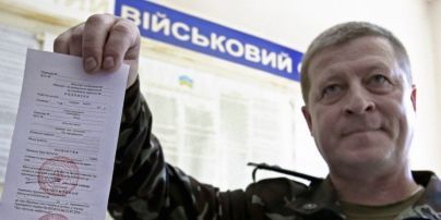 Законно ли вручать повестки в магазинах, ТЦ и на блокпостах – главный военком Киева ответил