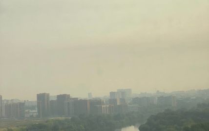 Москва у диму: столицю Росії накрив потужний смог, попіл падає на людей (фото, відео)