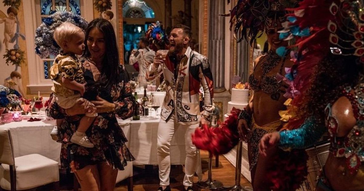 Макгрегор отпраздновал 60-летие матери в особняке Versace в стиле бразильского карнавала