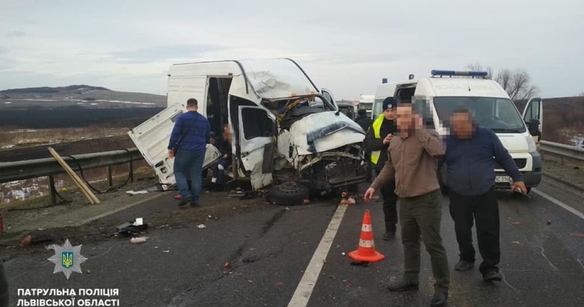 На Львівщині через ДТП з мікроавтобусом та вантажівкою заблокували трасу Київ-Чоп
