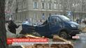 В центре Николаева старый тополь упал на микроавтобус