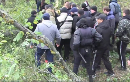 Под Киевом вспыхнул конфликт с застройщиком: титушки с бензопилами уничтожили старые дубы