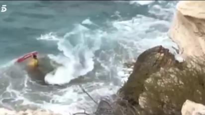 В Сети появилось видео спасения украинки, которая упала со скалы в Испании