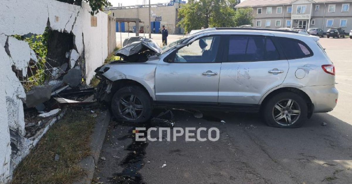 У Києві некерований Hyundai розніс паркан заводу: є постраждалі