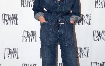 Хороша и без кружевов: Моника Беллуччи в джинсовом комбинезоне приехала на фестиваль