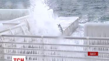 Одеські набережні перетворюють на крижані скульптури