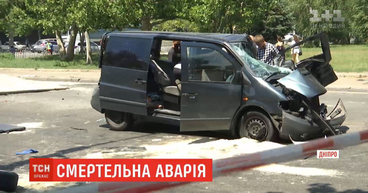 В Днепре столкнулись микроавтобус и загруженная песком фура - есть жертвы