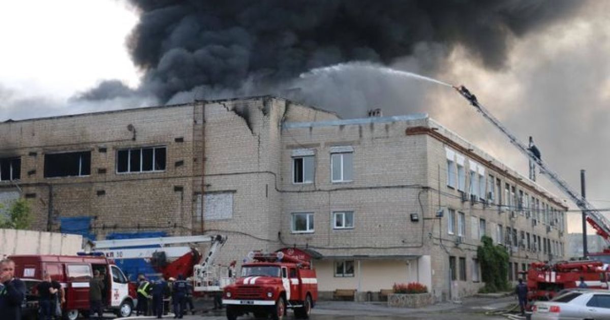 В Харькове горят склады с растворителями и пластмассовыми изделиями