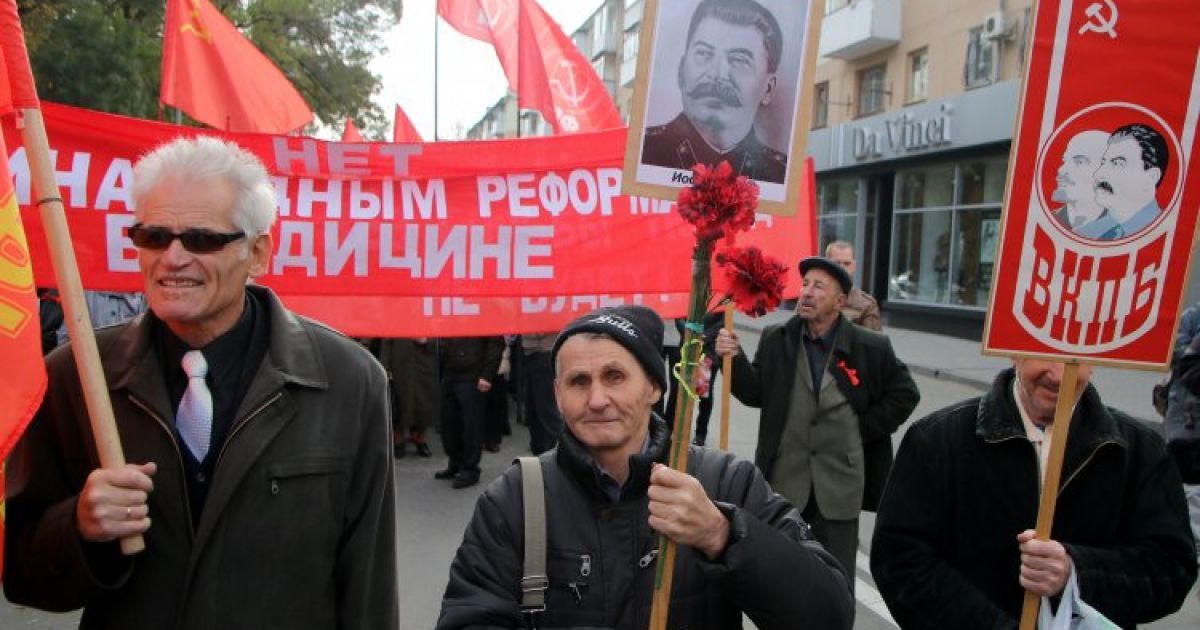 Мітинг, присвячений 98-й річниці Жовтневої соціалістичної революції, у Сімферополі (Крим). / © УНІАН