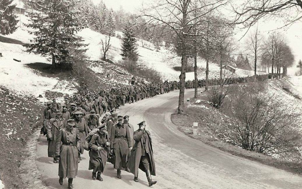 Тысяча немецких солдат идет в направлении стратегического австрийского города, где они сдадутся союзным войскам. / © Argunners