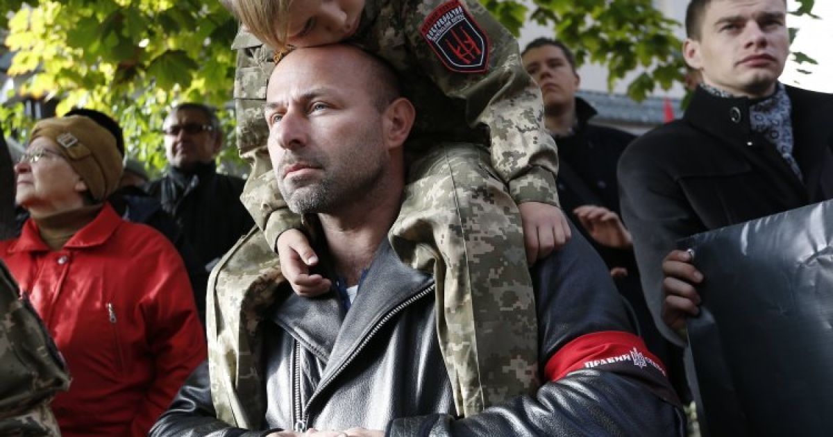 Учасники "Маршу героїв" біля Лук&#039;янівського СІЗО у Києві. На свято Покрови, з нагоди 73-ї річниці створення Української повстанської армії Всеукраїнське об&#039;єднання "Свобода", "Правий сектор", Організація українських націоналістів та Конгрес українських націоналістів провели у столиці "Марш Героїв". / © УНІАН