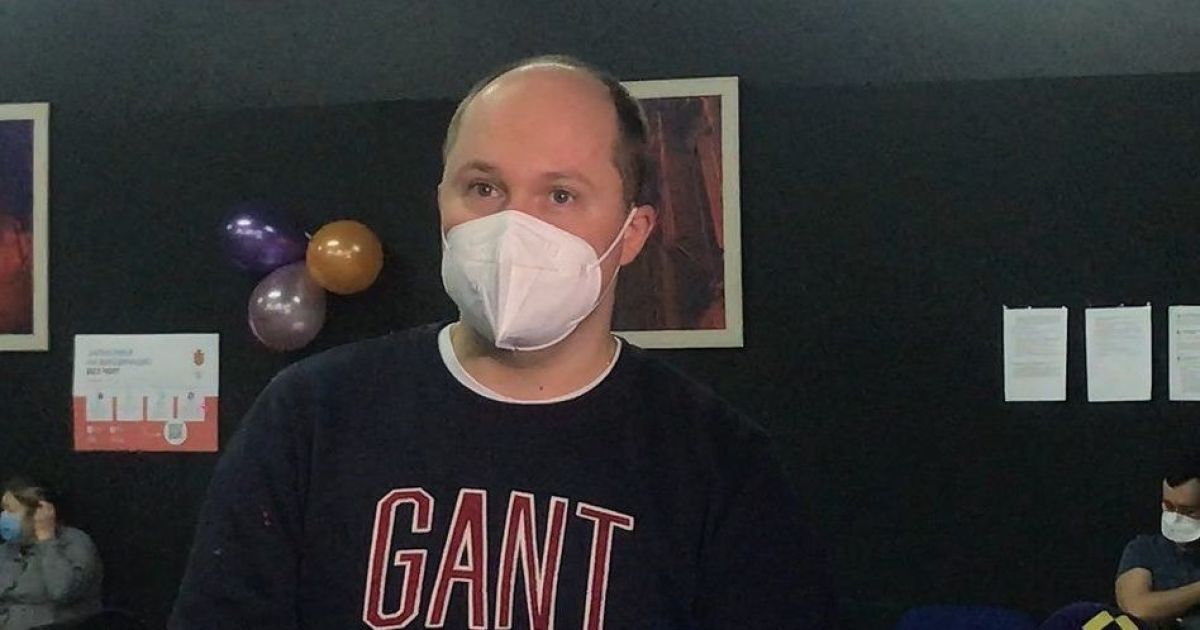 Під гучні оплески: в Одесі нагородили чоловіка, який отримав мільйонне щеплення проти COVID-19