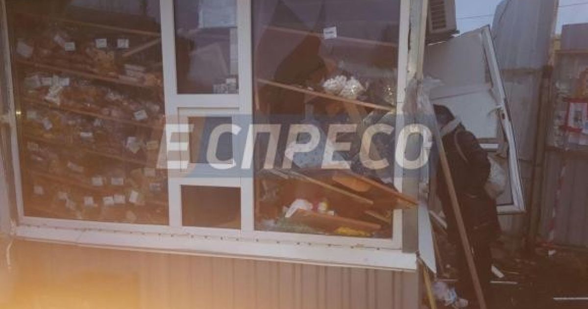 У Києві авто патрульних протаранило кіоск _3 / © Еспресо.TV