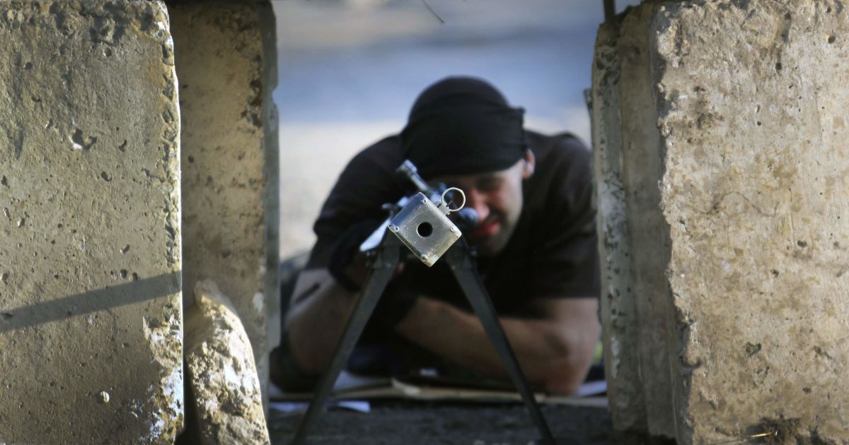 Террористы оборудовали боевые точки на крыше здания