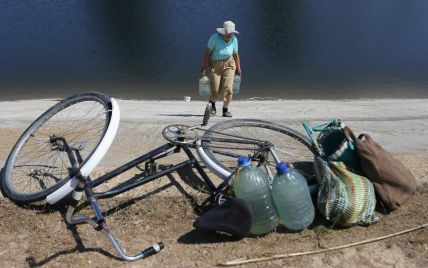 Крымчане вынуждены носить воду банками и канистрами с Северо-Крымского канала