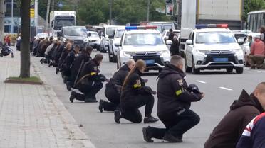 Тисячі вінничан на колінах зустріли вдома загиблих на війні поліцейських