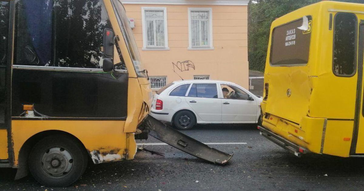 В Одесі сталася ДТП за участю двох маршруток та легковика: є постраждалі (фото)