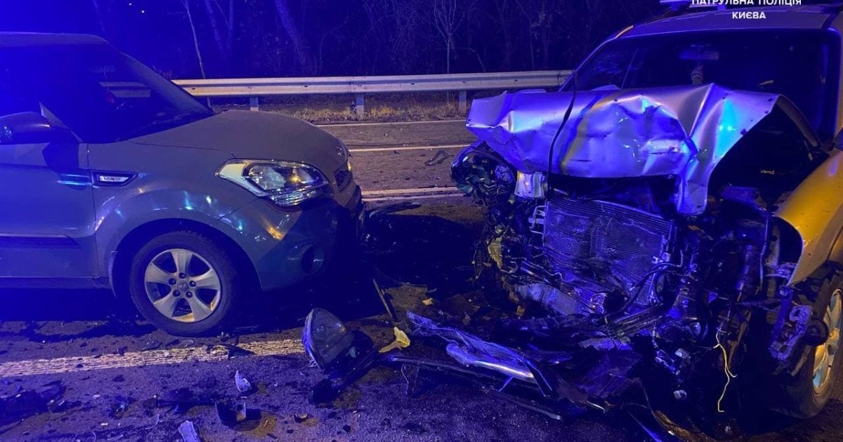У Києві на Мінському проспекті сталася ДТП з потерпілими за участю чотирьох автомобілів