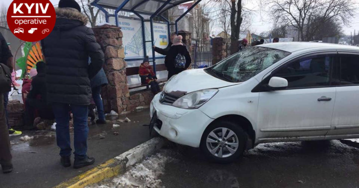 Сплутав педалі: під Києвом водій в'їхав у зупинку і травмував маму з дитиною