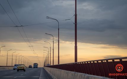 В Днепре на мосту таксист спас женщину, которая пыталась совершить самоубийство: видео момента