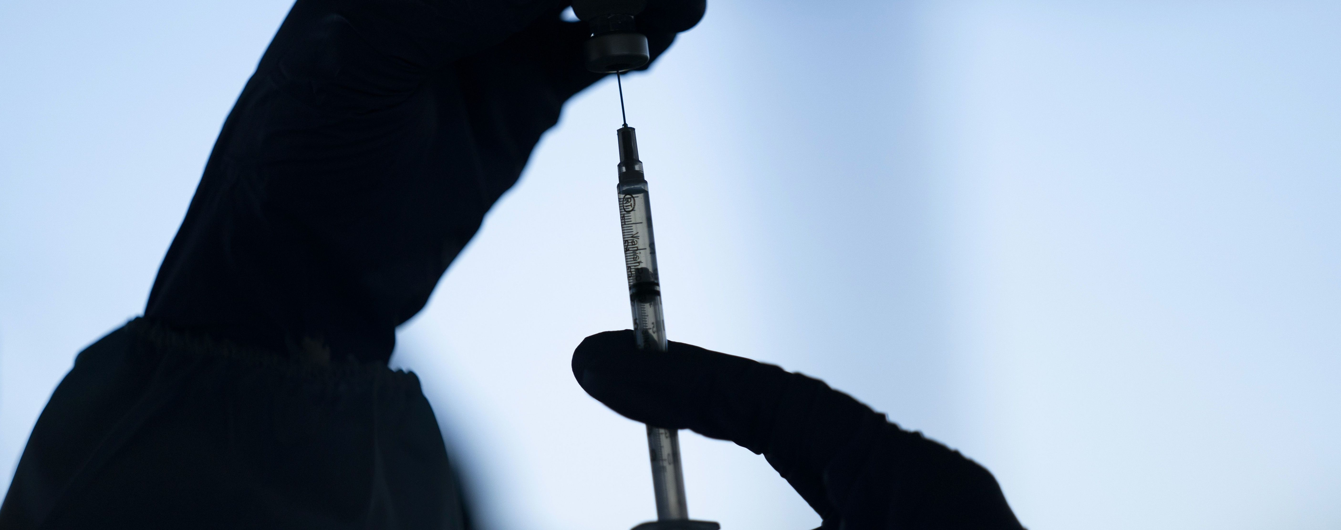 Украинцев с антителами к коронавирусу вакцинировать пока не будут — Ляшко