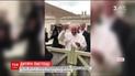 У Римі дівчинка поцупила шапочку Папи Римського, коли він намагався поцілувати її у щічку