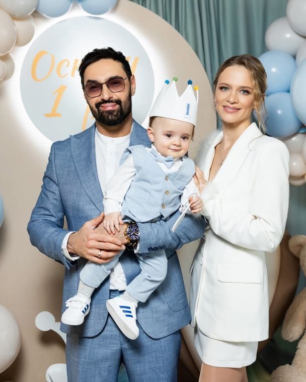 Віталій Козловський із дружиною та сином / © instagram.com/yuliabakumenko