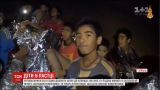 Дети в ловушке. В Таиланде продолжается операция по спасению футбольной команды