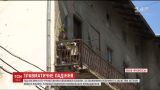 Вышла на балкон и полетела вниз вместе с ним. 87-летняя женщина выжила после падения с третьего этажа