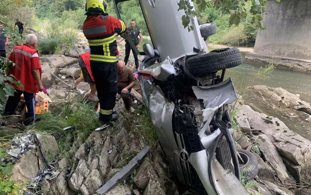 Машина упала с 10-метровой высоты: на Закарпатье водитель с семьей на авто слетели с моста в реку  3